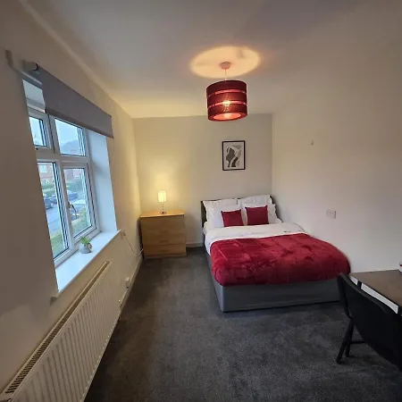 Luxurious 5 Bedroom House In Ls6 Leeds (West Yorkshire)