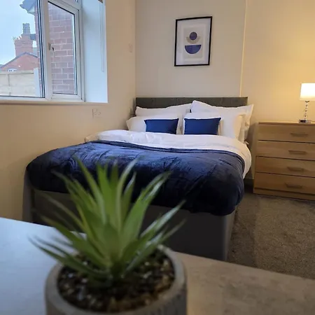 Luxurious 5 Bedroom House In Ls6 Semesterbostad