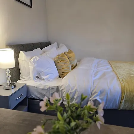 Semesterbostad Luxurious 5 Bedroom House In Ls6 *