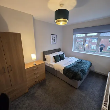 Luxurious 5 Bedroom House In Ls6 *