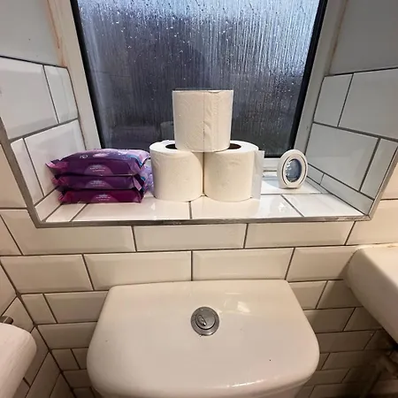 Luxurious 5 Bedroom House In Ls6