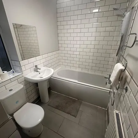 Semesterbostad Luxurious 5 Bedroom House In Ls6