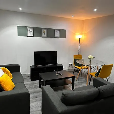 Luxurious 5 Bedroom House In Ls6 Semesterbostad